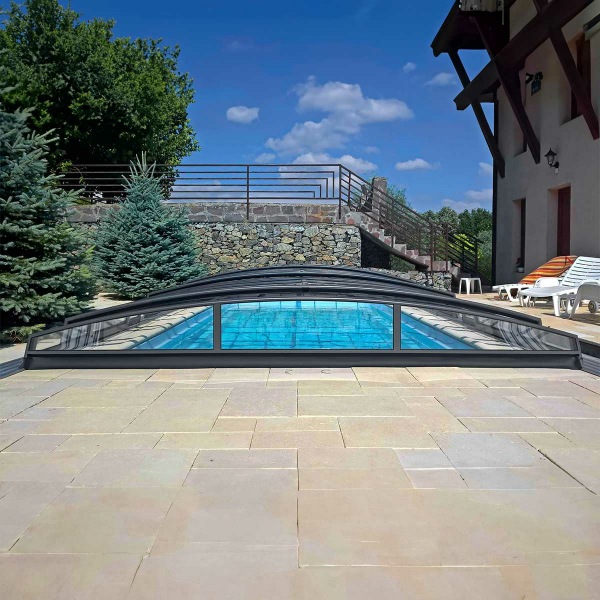 Azure Angle Poolüberdachung von Alukov 3,75 x 7,62 x 0,63 / 3-Silber RAL 9006-Tür rechts-100 mm