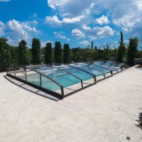 Azure Angle Poolüberdachung von Alukov 4,00 x 9,50 x 0,72 / 4-Silber RAL 9006-Tür rechts-120 mm