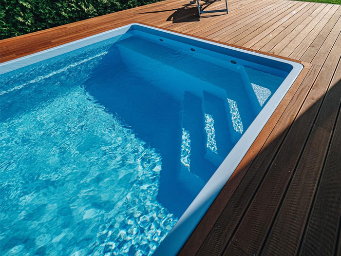 Bali Crystal Vinyl Pool eingelassen in Terrasse mit Bergblick